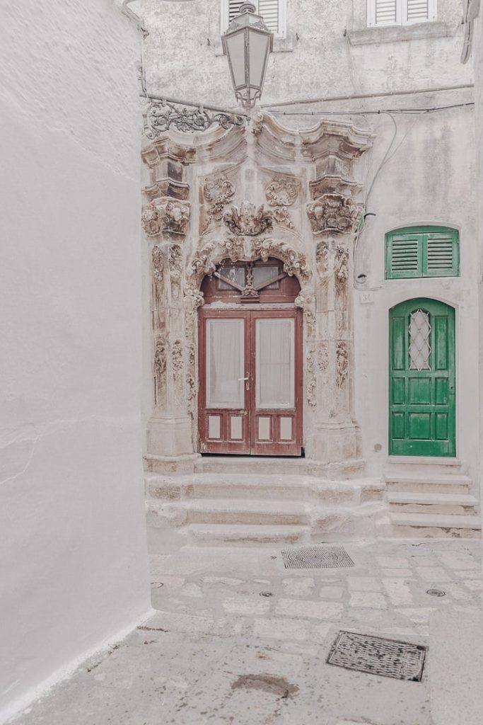 Jolies portes à voir dans les ruelles d'Ostuni, la ville blanche des Pouilles