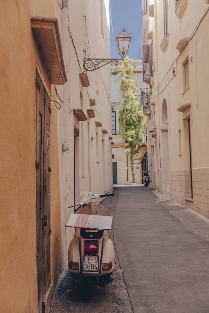 Vespa garé dans une ruelle de Gallipoli