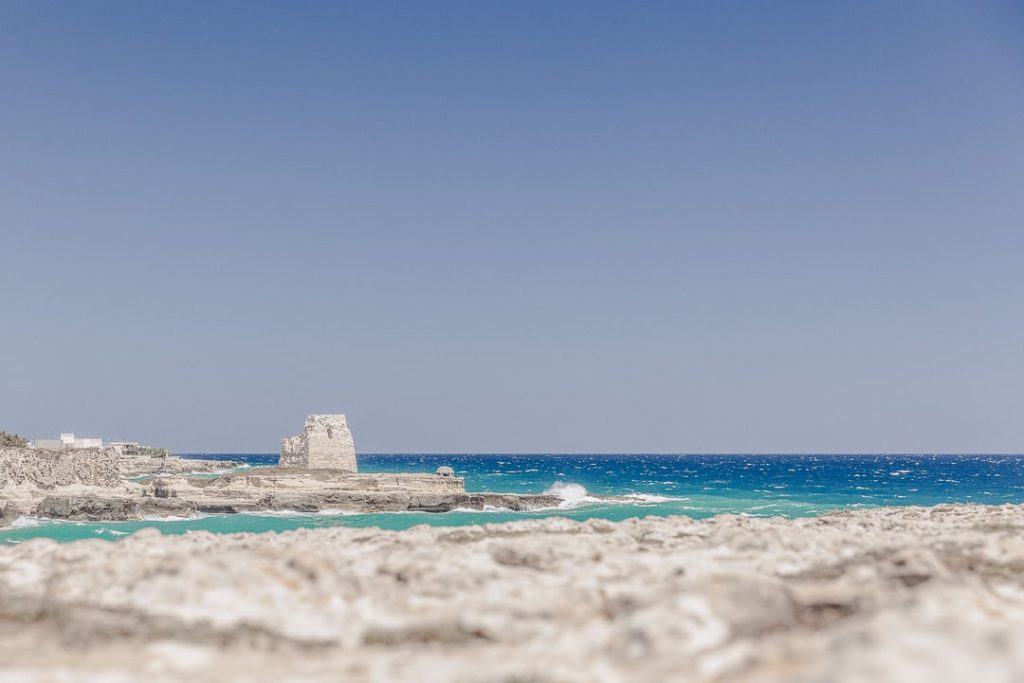 dégradés de couleur turquoise sur côte adriatique avec une tour en bord de mer