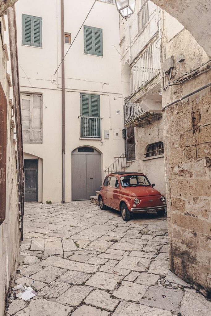 Fiat 500 dans les rues pavée d'Altamura dans le centre des Pouilles
