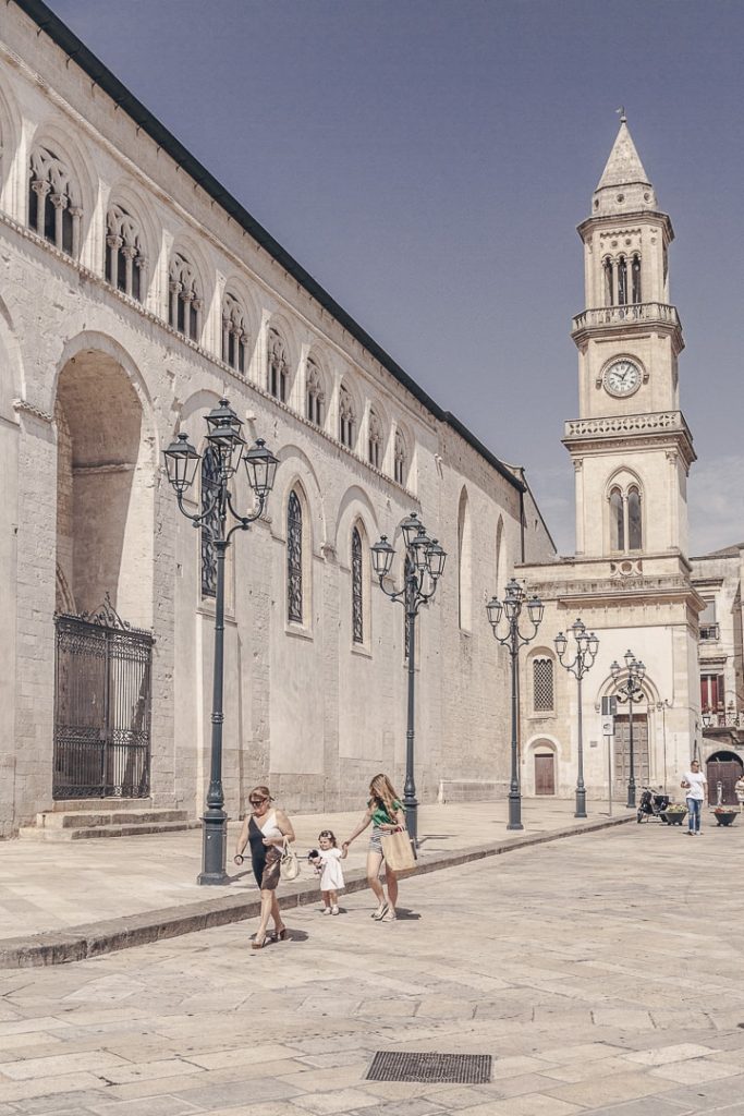 Famille se promenant le long de la cathédrale d'Altamura, un ville de la vallée d'Itrie