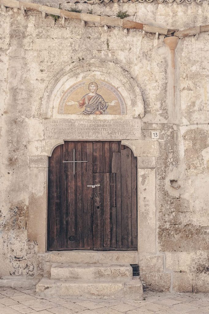 Porte d'une chapelle d'Altamura, la cité du pain connue dans toute l'Italie