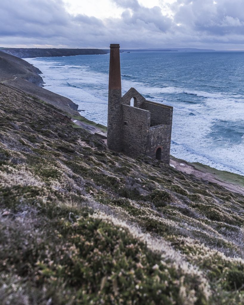 voyage en cornouailles angleterre - Mine a flanc de falaise sur le sentier de Wheal Coates