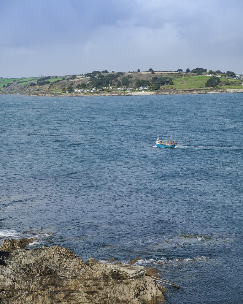voyage en cornouailles angleterre - bateau de peche entree port flamouth