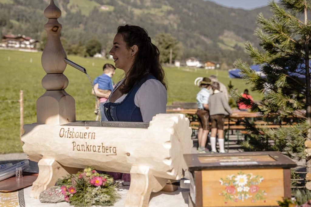 Fontaine à schnaps lors de la fête de la transhumance - #autriche #tyrol