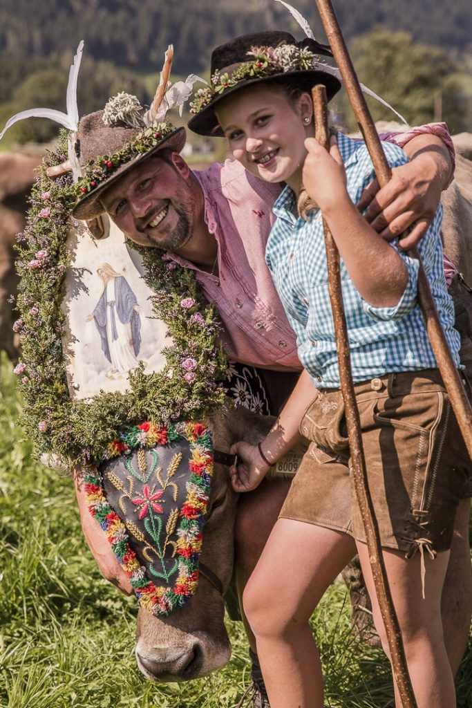 Père et fille aux fêtes de la transhumance dans le Tirol en Autriche #tyrol #autriche #transhumance