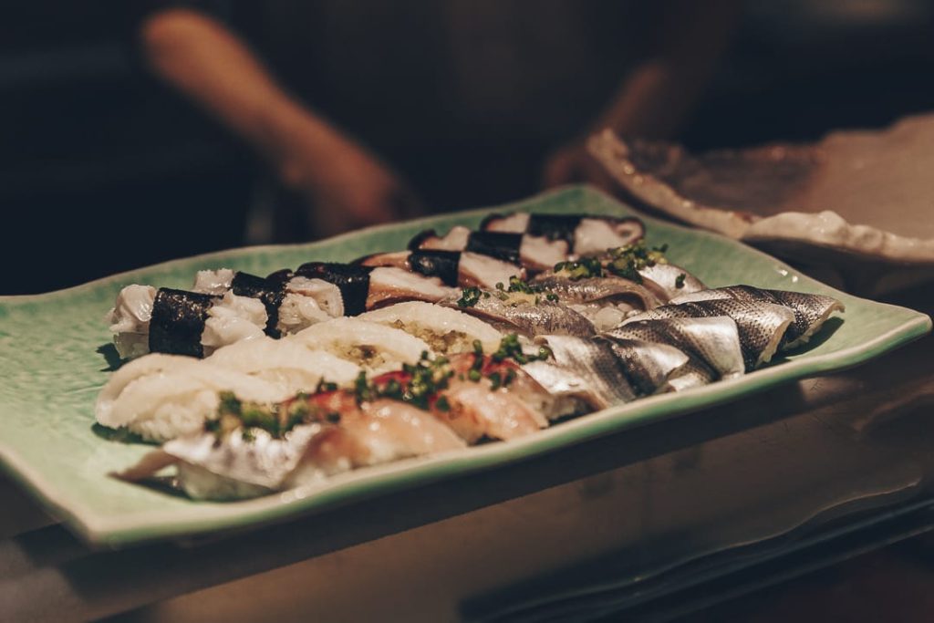 Préparation d'une assiette de sushi #tokyo #japon