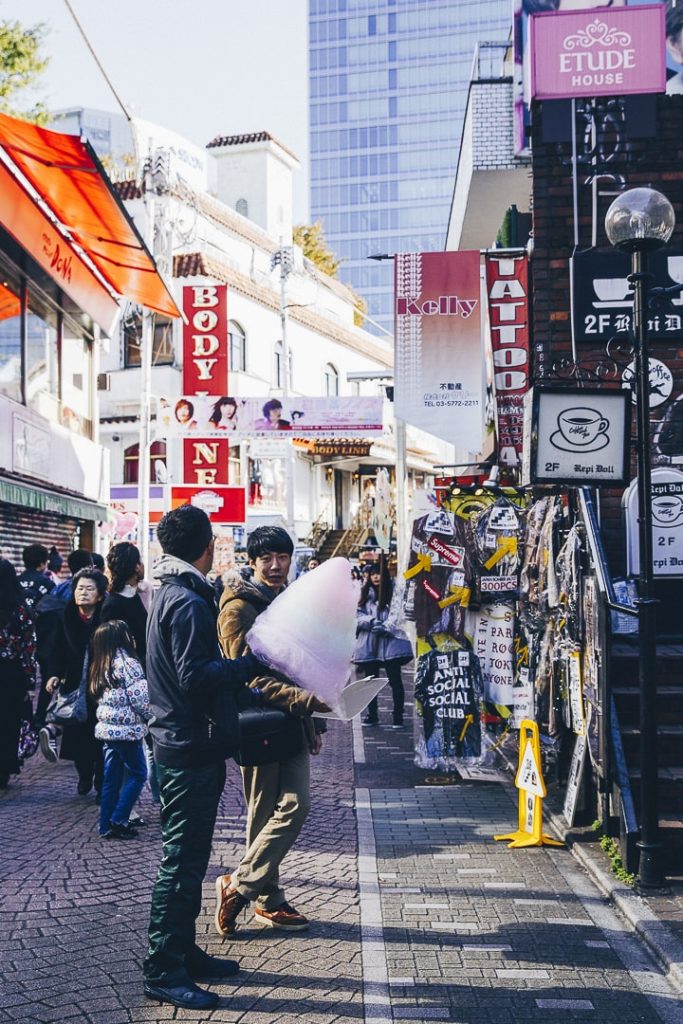 Takeshita dori est la rue des lolitas tokyoïtes. Un incontournable à Tokyo, surtout le week-end ! #japon #tokyo #harajuku