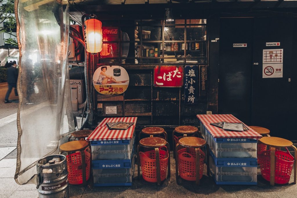 visiter tokyo en une journée - dans la rue a yurakucho