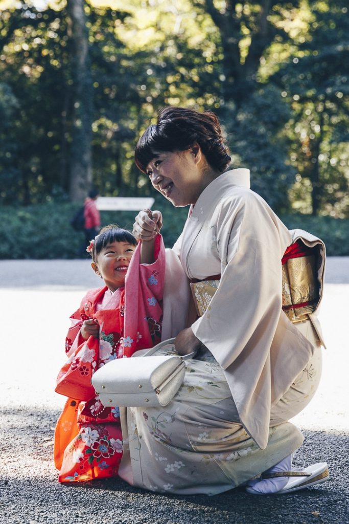 Une mère et sa petite fille en tenue traditionnelle au sanctuaire de Meiji-Jingu à Tokyo #asie #japon