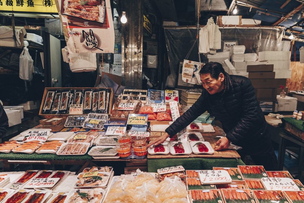 Vendeur de poisson sur Ameyayokocho à Tokyo #japon #tokyo