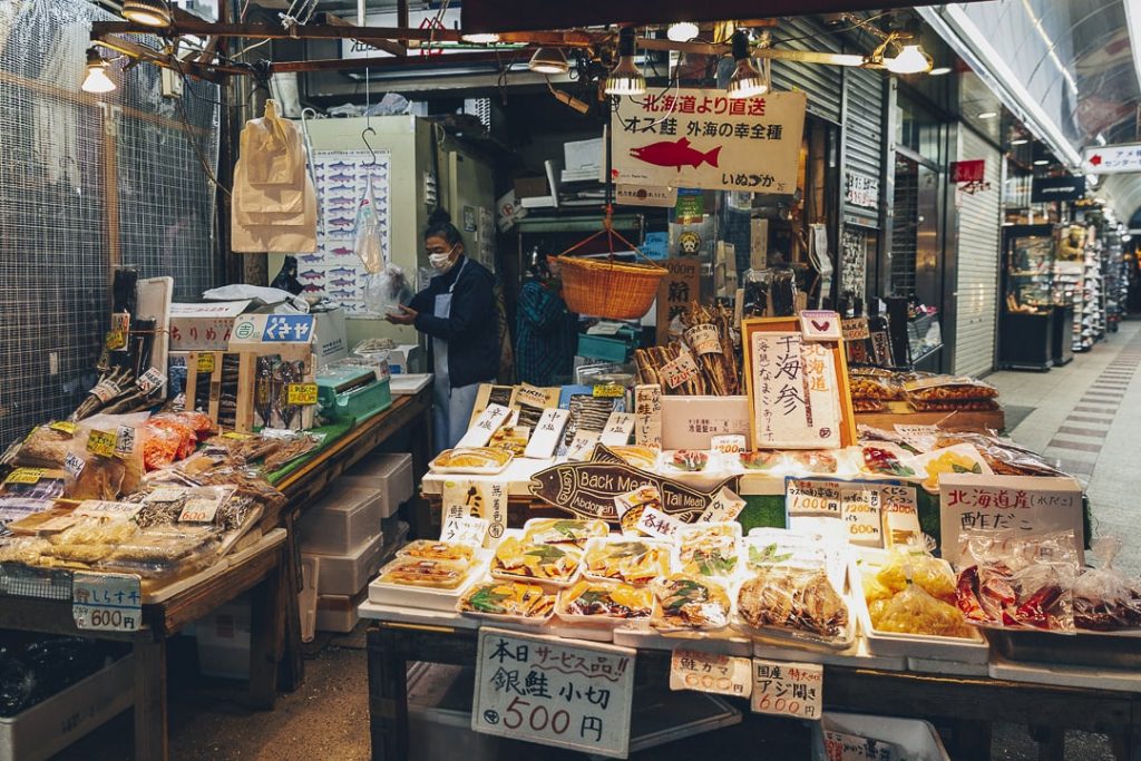 Vendeuse de poisson sur Ameyayokocho à Tokyo #japon #tokyo