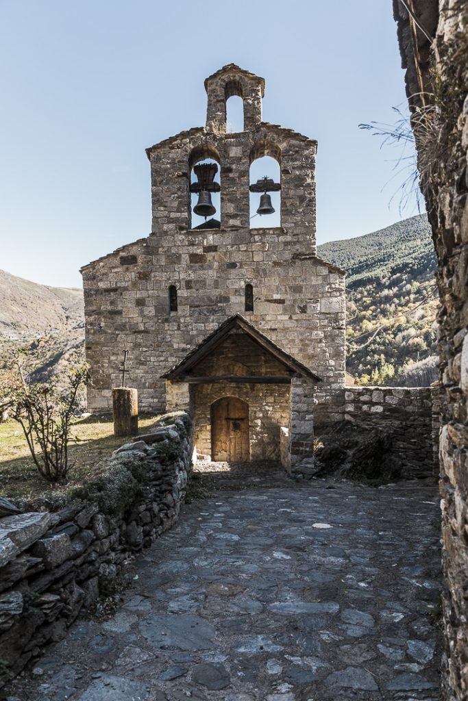 Santa Maria de Cardet fait partie de l'ensemble d'églises romanes de la Vall de Boí classées au patrimoine mondial de l'Unesco #catalogne #macatalogne #unesco