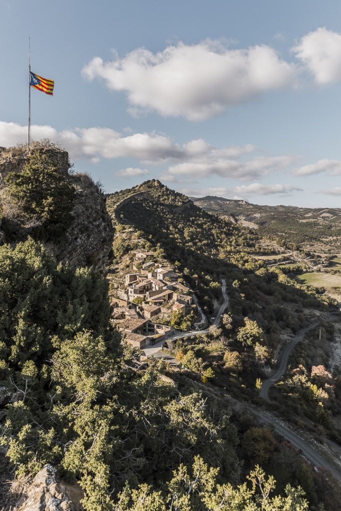 Vue sur le village de Santa Engracia dans les terres de Lleida en Catalogne #macatalogne #catalogne #tremp