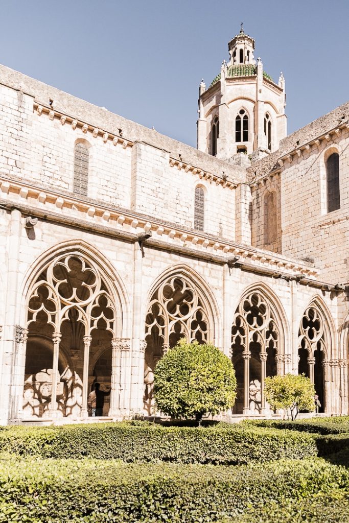 Intérieur du cloitre du monastère de Santes Creus sur la route cistercienne en Catalogne #rutadelcister #catalogne #roadtrip