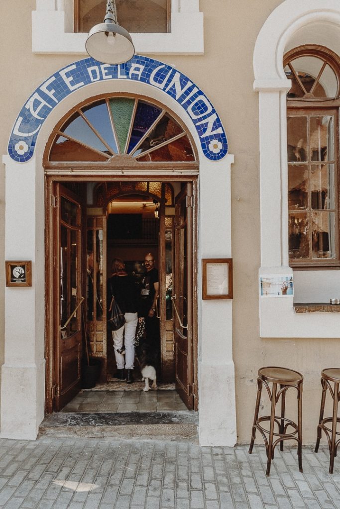Entrée du Café de la Union à la Pobla de Segue #catalogne #roadtrip