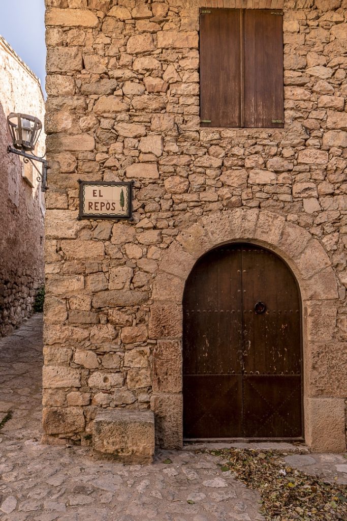 Rue du repos dans le village de Siurana en Catalogne #roadtrip #catalogne