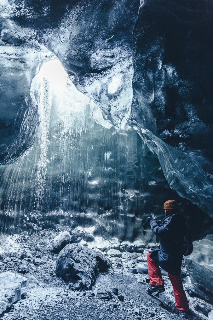 Visiter une cave de glace est une activité populaire en Islande en Hiver. Quel est le coût ? #voyage #islande #budget