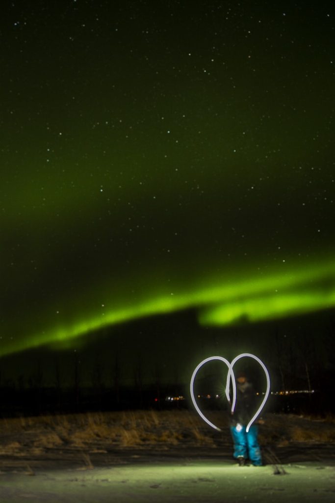 Voir des aurores boréales est une activité populaire en Islande en Hiver. Quel est le coût ? #voyage #islande #budget