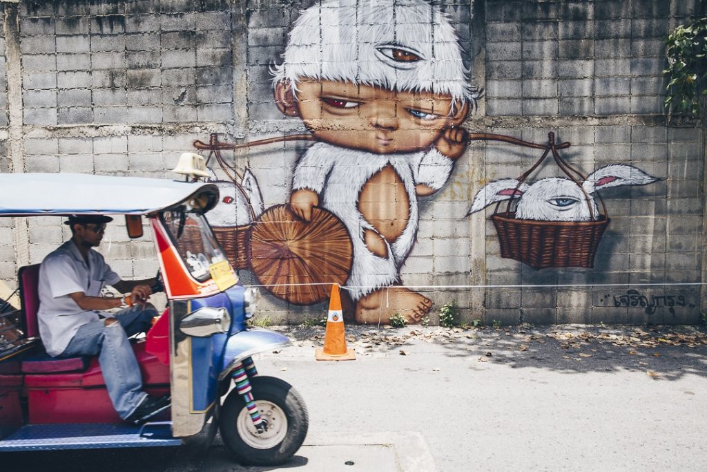 Où dormir à Bangkok ? Dormir dans le vieux Bangkok permet d'être vers toutes les attractions traditionnelles (Wat Pho, Grand Palais, Wat Arun...) mais aussi de découvrir du street art le long du Chayo Phraya