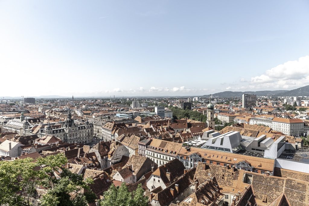 , en bas de la tour de l'horloge et voir la vue sur la ville et l'hotel de ville #graz #visitgraz