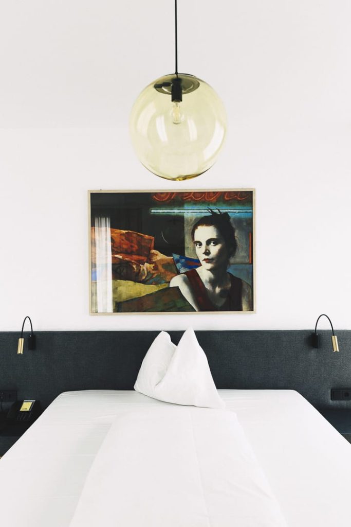Chambre du Lend hotel à Graz où est exposé de l'art contemporain - Autriche
