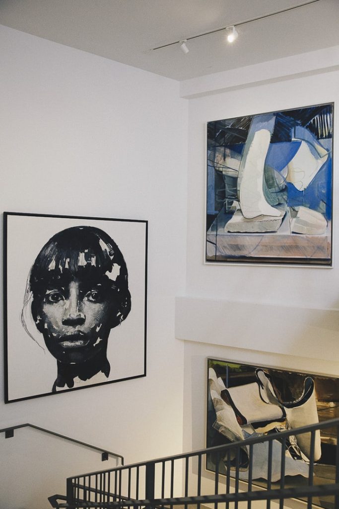 Exposition d'oeuvres d'art contemporain dans l'escalier du Lend Hotel à Graz - Autriche