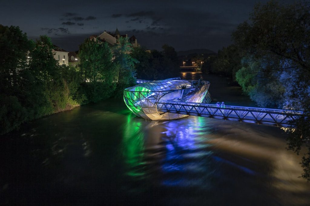 L'ile sur la Mur, un café en forme de coquillage reliant les deux rives de Graz. Installation créée en 2003 par l'artiste New-Yorkais Vito Acconci #graz #autriche