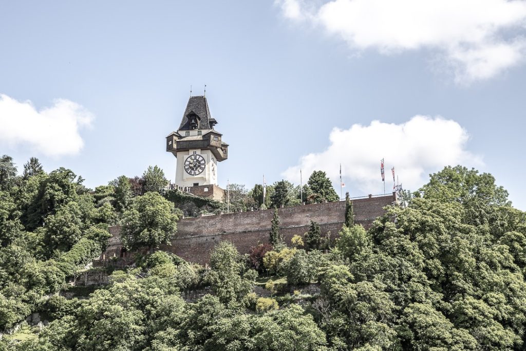 Vue sur Schlossberg et la tour de l'horloge à Graz en Autriche depuis le café du grand magasin Katsner & Ohler #graz #autriche #visitgraz