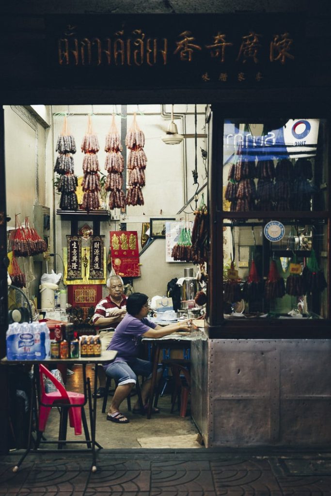 Dans les rues de Chinatown à bangkok - Les échoppes sont ouvertes de nuit #bangkok #thailande