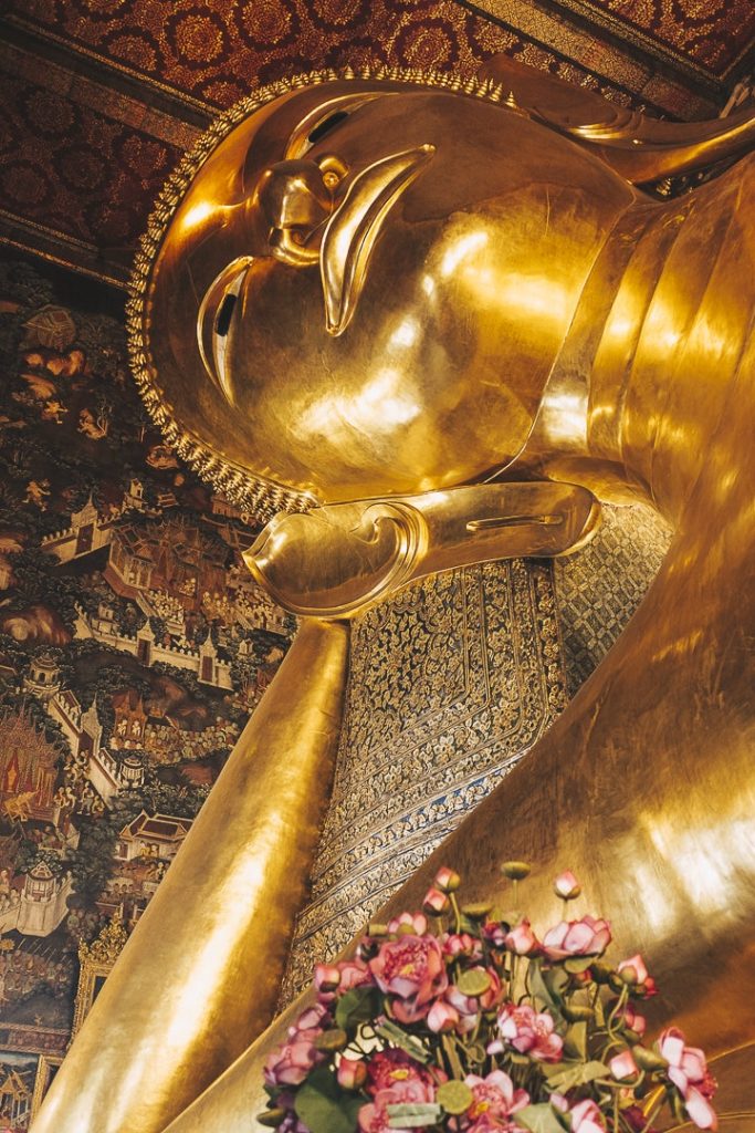 Visiter le Wat Pho et son grand bouddha couché est un incontournable pour une première visite à Bangkok #tahilande #bangkok