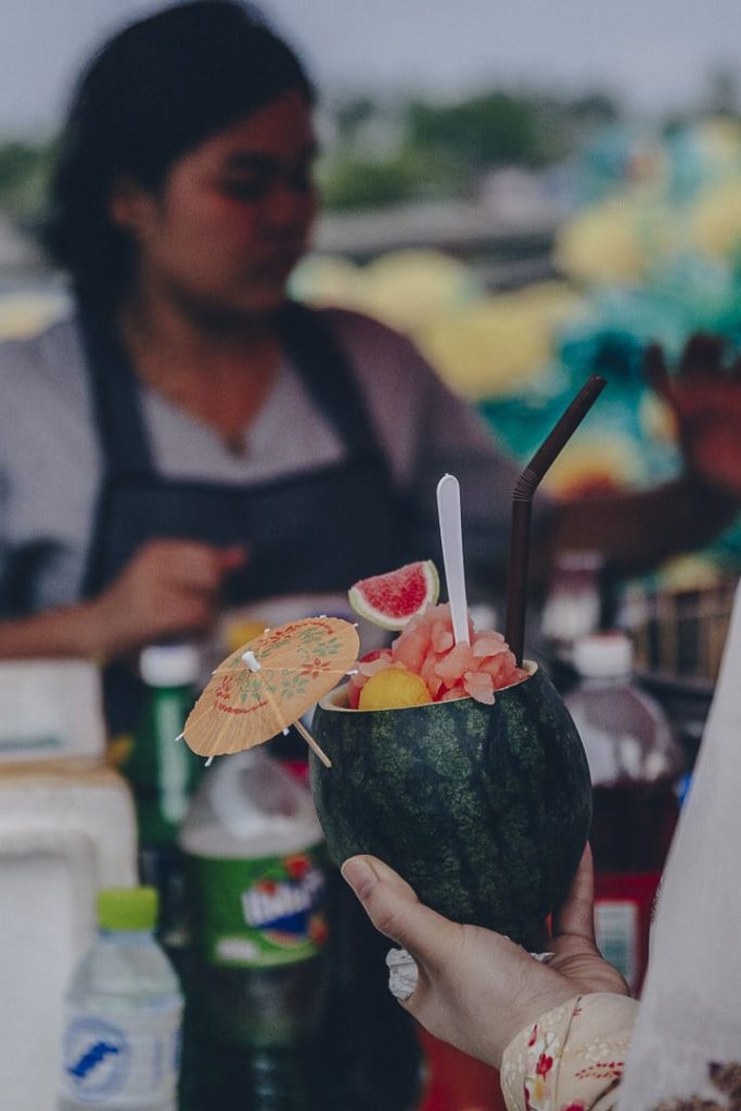 Joli cocktail de fruits sur le marché flottant d'Amphawa #thailande #bangkok