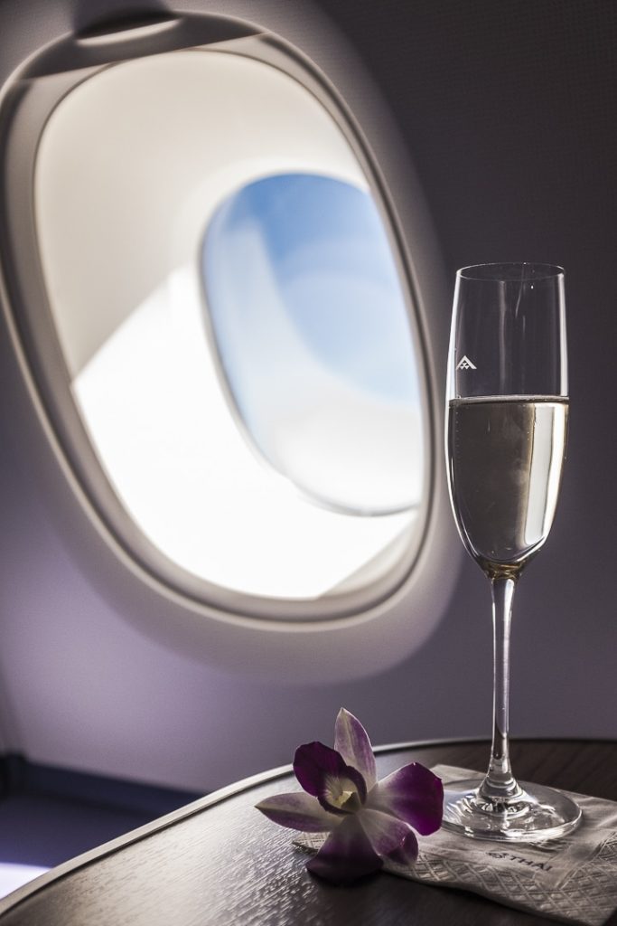 Champagne avant le décollage de Paris. C'est parti pour 3 jours de stopover à Bangkok avant de passer 3 semaines au Cambodge. Oops j'ai été surclassée ! Je suis chanceuse #bangkok #thailande