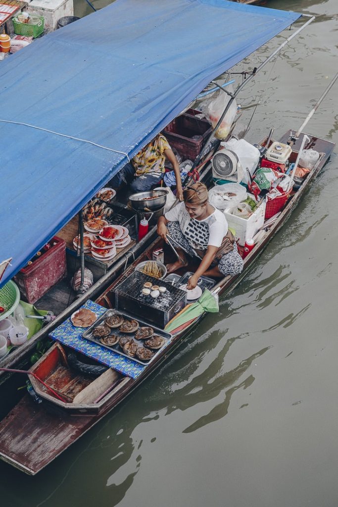 Vendeuse sur le marché flottant d'amphawa #bangkok #thailande