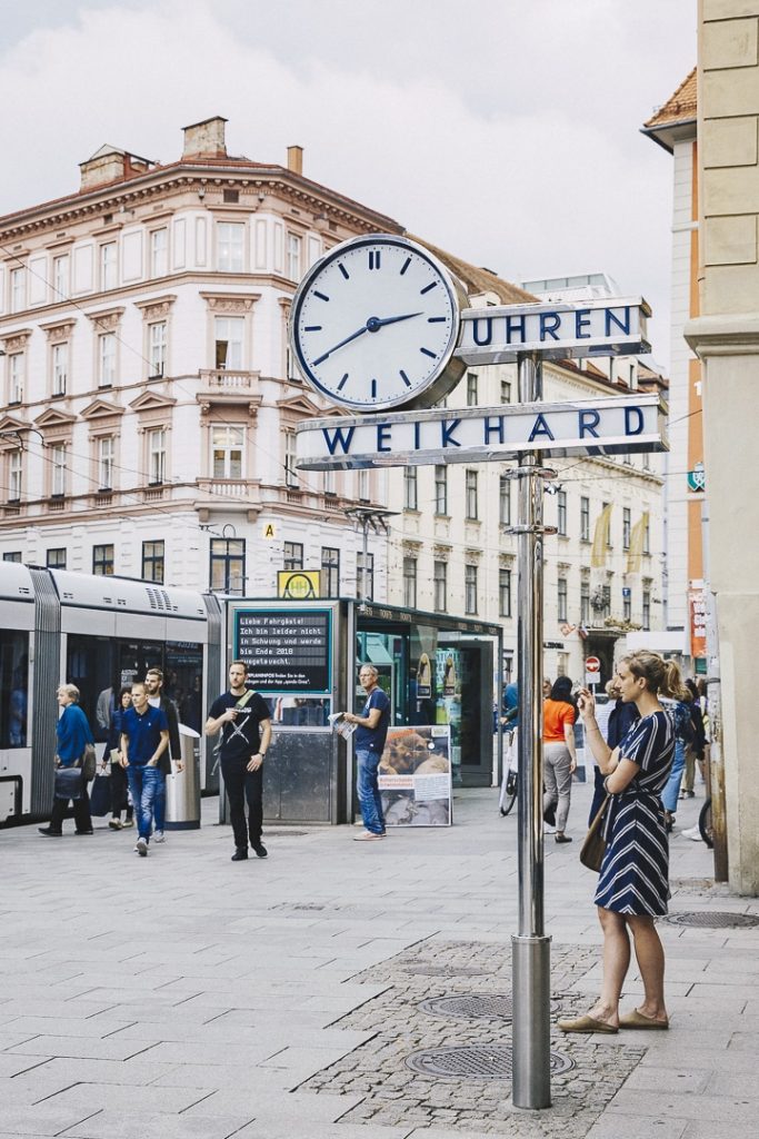 Horloge années 30 sur la place centrale de Graz #graz #autriche