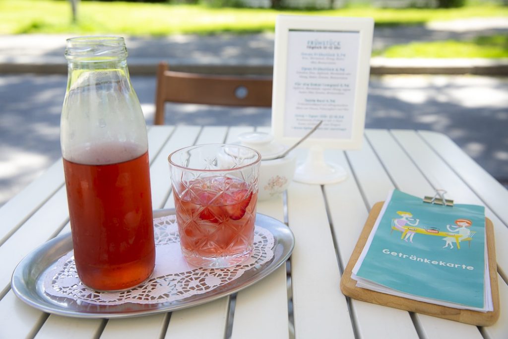 Thé glacé à la fraise chez Omas Teekanne à Graz, autriche #autriche #graz