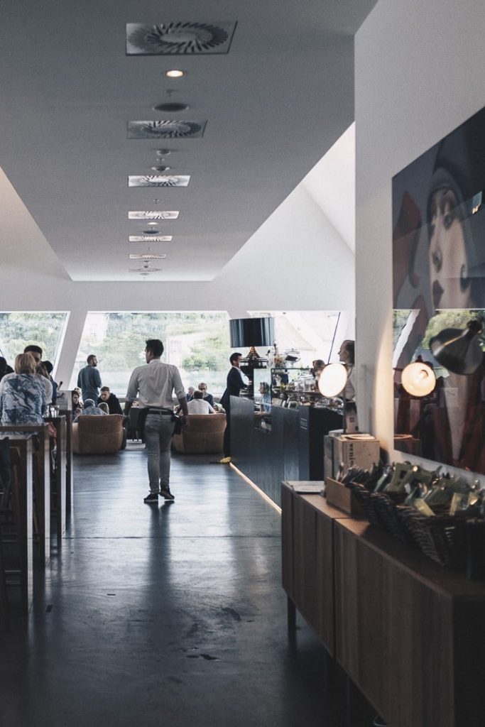 L'intérieur du café du grand magasin Kastner & Ohler à Graz #autriche #graz
