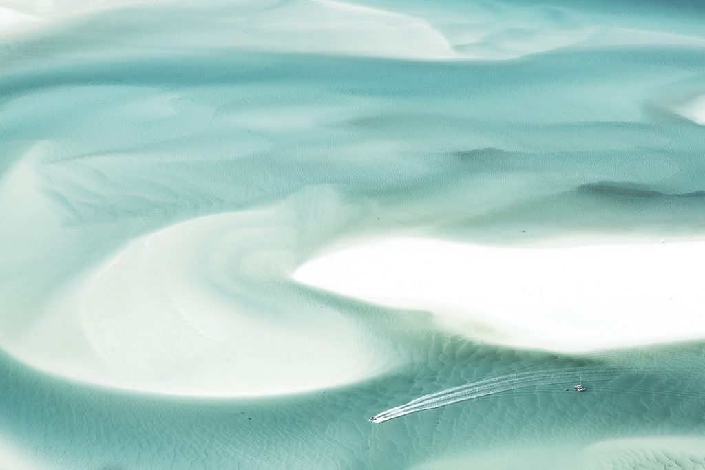 Les eaux translucides de Whitehaven beach près de Hill Inlet - Whitsunday islands, Queensland - Australie