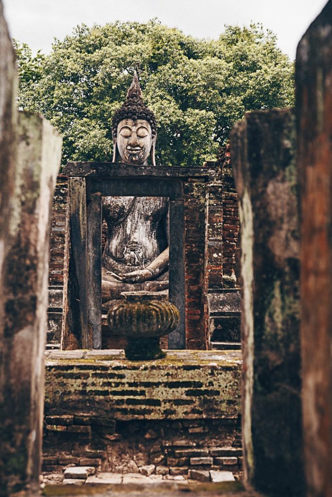 Dans les ruines du Wat Si Chum - Sukhothai