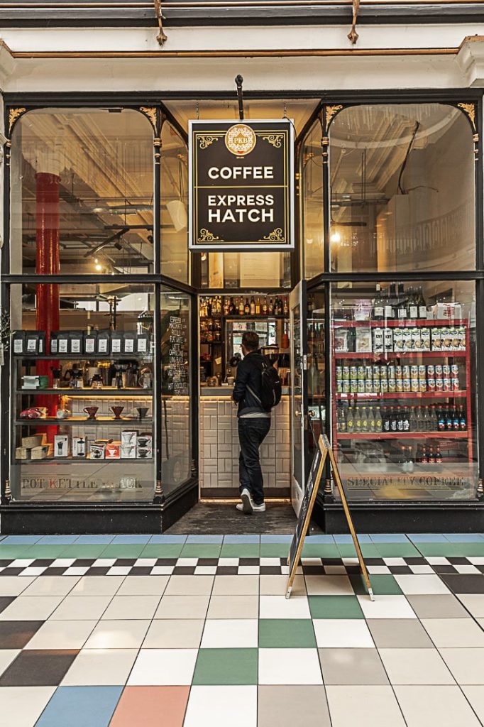 Emporter un café de chez Pot Kettle Black, une adresse située Barton Arcade, un passage à l'architecture victorienne #bestofMacr #lovegreatBritain #angleterre