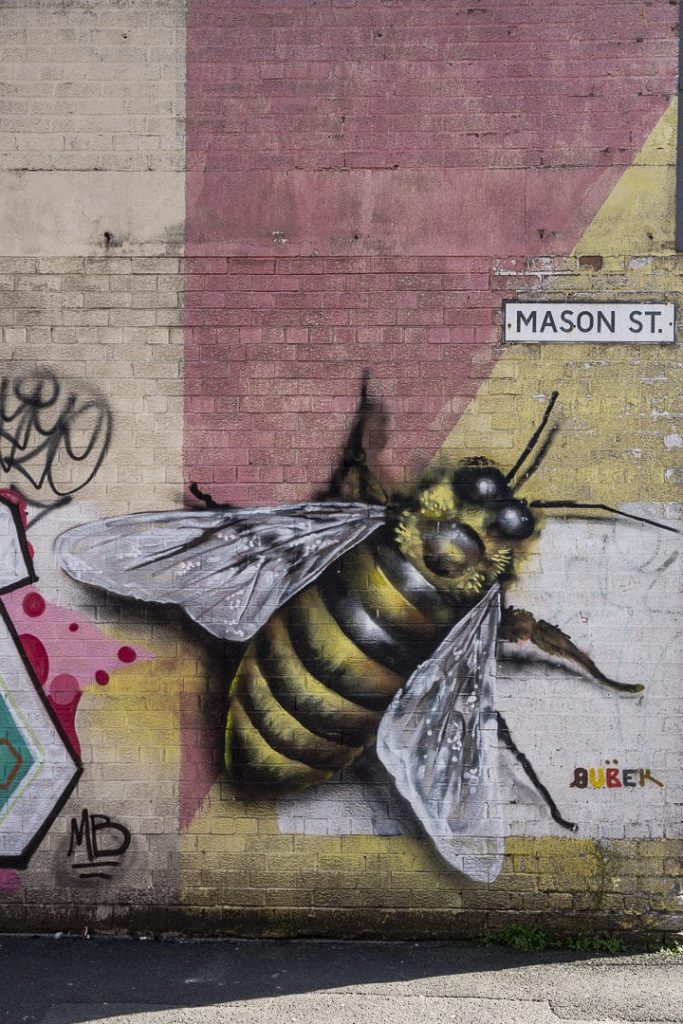 L'abeille, l'emblème de Manchester que l'on retrouve dans plusieurs oeuvre de street art à Manchester #streetart #bestofmcr #lovegreatbritain