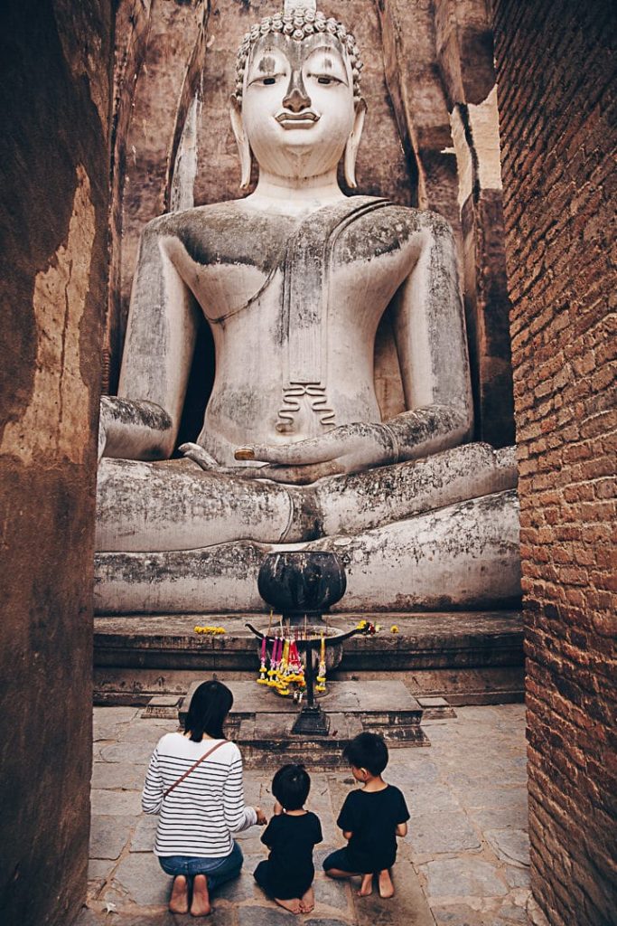 Le grand Bouddha assis du Wat Si Chum à Sukhothai - Thaïlande