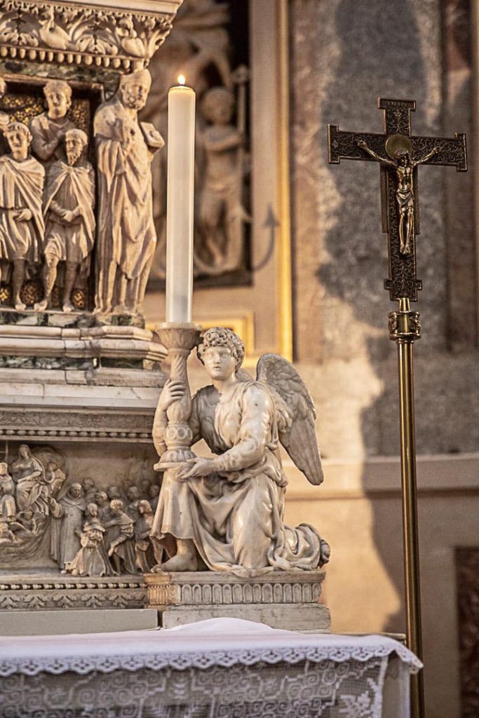 Sculpture de Michel-Ange que l'on peut voir dans une chapelle de l'église Santo Domenico à Bologne #inemiliaromagna