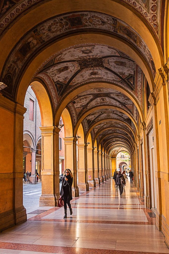 Les arcades de la via Farini, les seules à avoir un plafond peint #bologna #inemiliaromagna