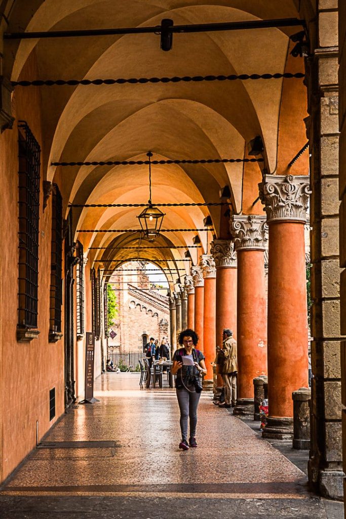 Les incontournables arcades de Bologne. Ici celles de la place Santo Stefano #bologne #inemiliaromagna
