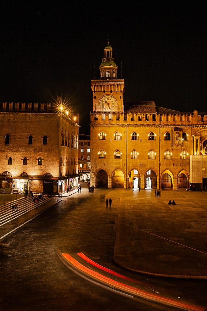 Vue de nuit sur la Piazza Maggiore de Bologne #inemiliaromagna
