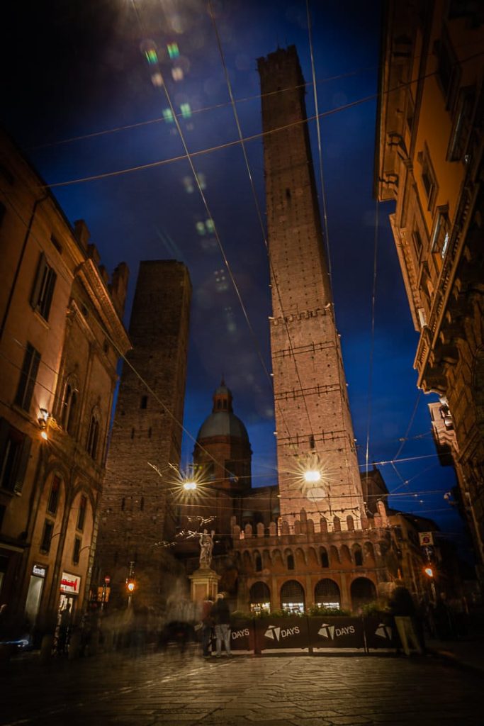 Vue de nuit sur la tour Asinelli à Bologne #inEmiliaromagna
