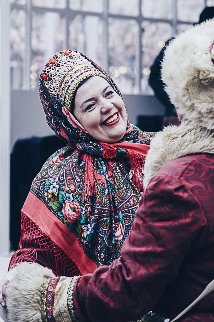 Le mardi gras russe est un festival folklorique dans les rues de Moscou