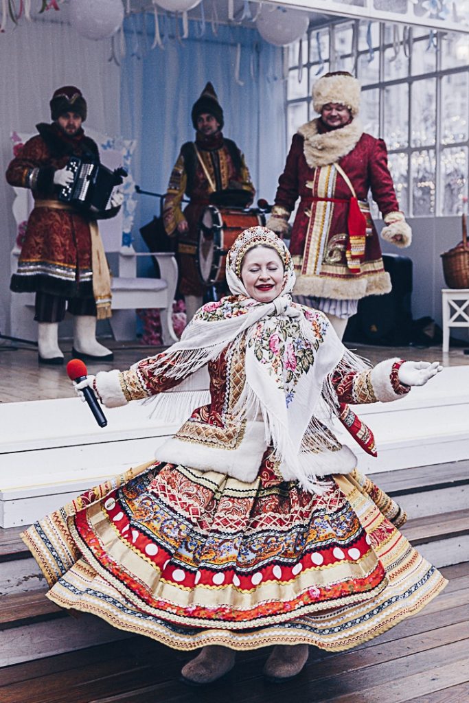 Chants et danses animent les rues de Moscou pendant maslenitsa le mardi gras russe