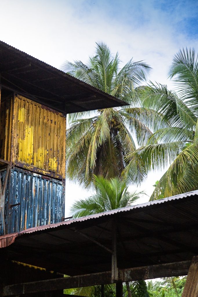 Container pour faire vieillir le rhum à la distillerie Montebello - Guadeloupe